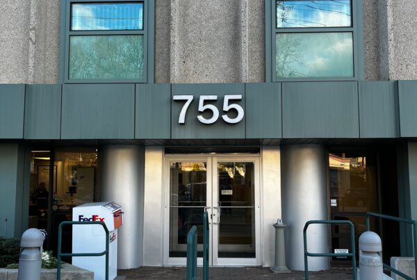 Exterior view of Spine Medicine & Surgery of Long Island’s new Huntington location on New York Avenue.