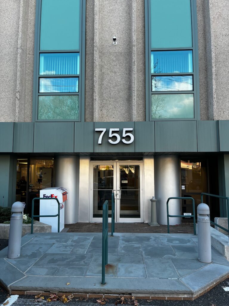 Exterior view of Spine Medicine & Surgery of Long Island’s new Huntington location on New York Avenue.